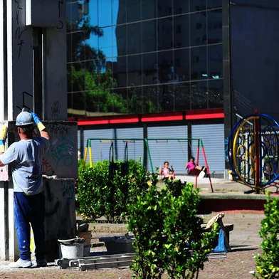 CAXIAS DO SUL, RS, BRASIL, 07/11/2023. Continuam as obras de revitalização da praça Dante Marcucci, mais conhecida como Praça da Bandeira. As obras são um pedido da comunidade do bairro São Pelegrino que está represado há 30 anos. (Porthus Junior/Agência RBS)<!-- NICAID(15590260) -->