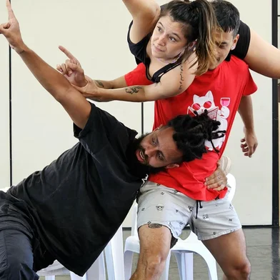 Espetáculo "CorpoSamba - Oficena", com direção geral e artística de Assaury Hiroshi e Igor Cavalcante Medina, estreia nesta sexta-feira, em Caxias do SulServiço:Corpo Samba - Oficena21/02/2025 às 20h - Cachacênica - Escola Tem Gente Teatrando27/02/2025 às 20h - Ponto Coletivo23/03/2025 às 17h - Praça do Bairro Planalto26/04/2025 às 18h - Centro de Cultura OrdovásAtividade Gratuita<!-- NICAID(15980017) -->