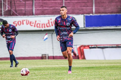 Caxias confirma contratação de volante Breno Santos, 27, do Joinville, por empréstimo.<!-- NICAID(16187697) -->