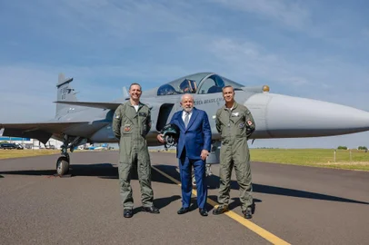 Gavião Peixoto (SP) 09/05/2023 - O presidente Luiz Inácio Lula da Silva participa da inauguração da linha de produção da aeronave Gripen, na fábrica da Embraer, na cidade de Gavião Peixoto, interior de São Paulo. O contrato da empresa sueca Saab com a Força Aérea Brasileira (FAB) prevê a entrega de 36 aviões Gripen até 2027, além da transferência de tecnologia para o Brasil. Foto: Ricardo Stuckert/PR<!-- NICAID(15423588) -->