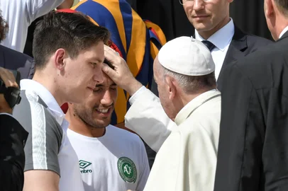 Pope Francis (R) greets AFC Chapecoense players Alan Ruschel (L) and Jackson Raganar Follmann during his weekly general audience at St Peter's Square in the Vatican on August 30, 2017. Ruschel and Follmann are two of six survivors of the November 2016 plane crash that left 71 people dead, including 19 Chapecoense players. / AFP PHOTO / ANDREAS SOLAROEditoria: RELLocal: Vatican CityIndexador: ANDREAS SOLAROSecao: soccerFonte: AFPFotógrafo: STF<!-- NICAID(13119721) -->