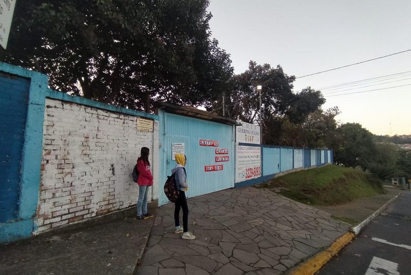 Greve na escola municipal Guerino Zugno, no bairro Planalto. Duas estudantes, de 12 e 13 anos, que não vieram ontem, disseram não saber da paralisação.<!-- NICAID(15443087) -->