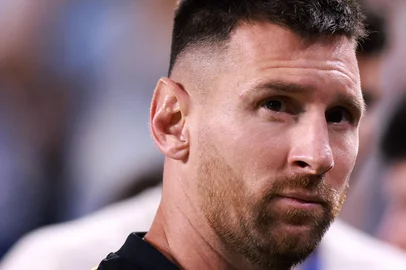 MIAMI GARDENS, FLORIDA - JUNE 29: Lionel Messi of Argentina looks on as he leaves the pitch after the first half during the CONMEBOL Copa America 2024 Group A match between Argentina and Peru at Hard Rock Stadium on June 29, 2024 in Miami Gardens, Florida.   Carmen Mandato/Getty Images/AFP (Photo by Carmen Mandato / GETTY IMAGES NORTH AMERICA / Getty Images via AFP)<!-- NICAID(15804648) -->