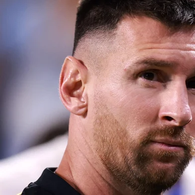 MIAMI GARDENS, FLORIDA - JUNE 29: Lionel Messi of Argentina looks on as he leaves the pitch after the first half during the CONMEBOL Copa America 2024 Group A match between Argentina and Peru at Hard Rock Stadium on June 29, 2024 in Miami Gardens, Florida.   Carmen Mandato/Getty Images/AFP (Photo by Carmen Mandato / GETTY IMAGES NORTH AMERICA / Getty Images via AFP)<!-- NICAID(15804648) -->