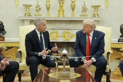 WASHINGTON, DC - MAY 06: U.S. President Donald Trump speaks to Canadian Prime Minister Mark Carney in the Oval Office at the White House on May 6, 2025 in Washington, DC. Carney, who was elected into office last week, is expected to meet with President Trump to discuss trade and the recent tariffs imposed on Canada.   Anna Moneymaker/Getty Images/AFP (Photo by Anna Moneymaker / GETTY IMAGES NORTH AMERICA / Getty Images via AFP)<!-- NICAID(16031484) -->
