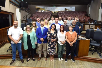 O Legislativo caxiense realizou, nesta quinta-feira (07/11), um encontro de orientações aos vereadores eleitos que exercerão mandato na XIX Legislatura (2025-2028). A inciativa, que também instruiu sobre a cerimônia de posse, contou com explanação da presidente Marisol Santos/PSDB e de servidores que exercem funções de chefia nos diferentes setores.<!-- NICAID(15909545) -->