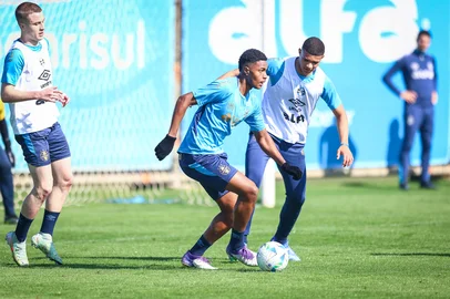 RS - FUTEBOL/ TREINO GREMIO 2025 - ESPORTES - Jogadores do Gremio realizam treino tÃ©cnico durante a manha desta segunda-feira, no CT Luiz Carvalho, na preparaÃ§Ã£o para a partida valida pela Copa Sul Americana 2025. Na foto, Riquelme. FOTO: LUCAS UEBEL/GREMIO FBPA<!-- NICAID(16088360) -->