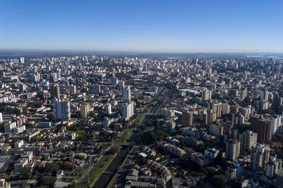 Porto Alegre, RS, Brasil - Com a passagem da enchente, o número de taludes que despencou no arroio Dilúvio, aumentou. Na foto Arroio Dilúvio visto de cima.<!-- NICAID(15802477) -->