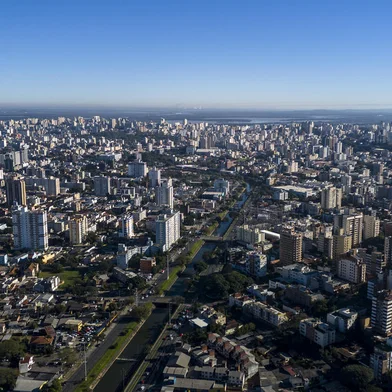 Porto Alegre, RS, Brasil - Com a passagem da enchente, o número de taludes que despencou no arroio Dilúvio, aumentou. Na foto Arroio Dilúvio visto de cima.<!-- NICAID(15802477) -->