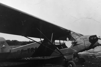 Fundado em 1941, o Aeroclube de Caxias do Sul formou a segunda turma de pilotos civis em agosto de 1942. Foi quando compôs o grupo jovem Ernestina Cavalcanti Viana, primeira mulher a tirar o brevê em Caxias do Sul. O que poucos sabem é que, naqueles primeiros tempos da escola de aviação, várias outras “intrépidas moças” matricularam-se no curso.Duas delas foram as amigas Maria da Glória Paniz e Dorvalina Postali. Legenda: Maria da Glória Paniz Cervelin junto ao avião de treinamento Piper Cub J-3, em 1944. Modelo doado ao Aeroclube em 1943 foi exposto nos Pavilhões durante a última Festa da Uva<!-- NICAID(16265578) -->
