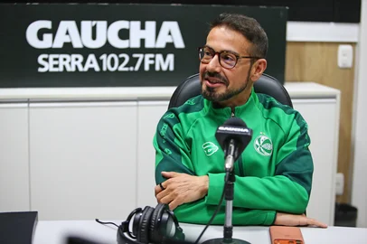 Porthus Junior / Grupo RBS CAXIAS DO SUL, RS, BRASIL, 13/10/2026. Presidente do Juventude, Fábio Pizzamiglio, participa do programa Show dos Esportes no estúdio da Rádio Gaúcha Serra. (Porthus Junior/Grupo RBS)Indexador: Porthus Junior<!-- NICAID(16386886) -->