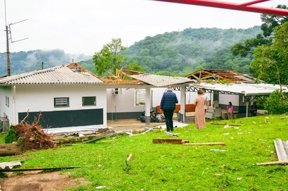 Alunos de escola atingida por tornado, em Farroupilha, serão alocados para outro colégio<!-- NICAID(16220276) -->