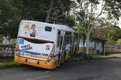 PORTO ALEGRE, RS, BRASIL, 09-09-2026: Rua Pereira Neto com Joaquim Louzada, ônibus desgovernado bate em poste, deixando a rua interrompida.  Foto: Ronaldo Bernardi/Grupo RBS<!-- NICAID(16361709) -->
