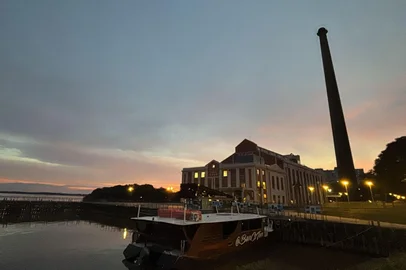 Ronaldo Bernardi / Agência RBS PORTO ALEGRE, RS, BRASIL - 06/05/2026 - Amanhecer alaranhado em Porto Alegre<!-- NICAID(16279584) -->