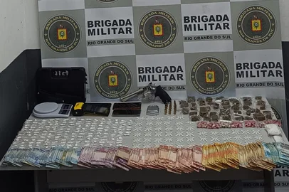 Dupla é presa com arma, drogas e mais de R$ 23 mil em Caxias do Sul.<!-- NICAID(16010038) -->