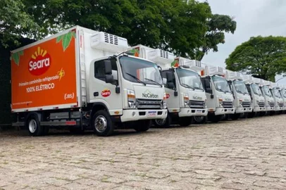 Frota de caminhões elétricos da JBS em Nova Santa Rita<!-- NICAID(16039110) -->