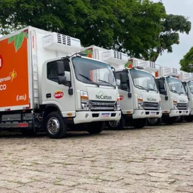 Frota de caminhões elétricos da JBS em Nova Santa Rita<!-- NICAID(16039110) -->