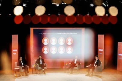 PORTO ALEGRE, RS, BRASIL, 06-08-2026: Debate com os principais candidatos ao governo do Rio Grande do Sul promovido pela Rádio Gaúcha no Teatro da Pucrs. Participam Gabriel Souza (MDB), Juliana Brizola (PDT), Luciano Zucco (PL) e Marcelo Maranata (PSDB). Evento dá início à cobertura oficial do pleito estadual de 2026. Foto: Renan Mattos/ Grupo RBS<!-- NICAID(16341433) -->