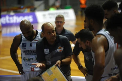 CAXIAS DO SUL, RS, BRASIL, 05/12/2024. Caxias do Sul Basquete x Franca, jogo válido pela 17ª rodada do Novo Basquete Brasil - NBB 2024/2025 - realizado no ginásio do Sesi. (Porthus Junior/Agência RBS)<!-- NICAID(15929756) -->