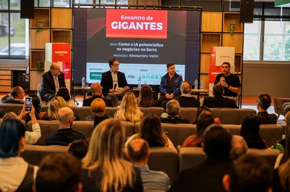 CAXIAS DO SUL, RS, BRASIL, 12/11/2025. O evento Encontro de Gigantes, realizado na Conexo, destacou o papel da IA na aceleração da competitividade das empresas da Serra Gaúcha. (Neimar De Cesero/Agência RBS)Indexador: Neimar De Cesero<!-- NICAID(16165593) -->