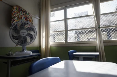 PORTO ALEGRE, RS, BRASIL - 2025.02.25 - Com nova onda de calor, volta o debate sobre aulas acontecerem mesmo com altas temperaturas. Na escola estadual Cândido Portinari muitas salas não têm ar condicionado, tendo apenas ventilador de teto. A direção comprou de forma emergencial 10 pequenos ventiladores para distribuir em salas de aula que recebem cerca de 30 alunos cada. (Foto: André Ávila/ Agência RBS)Indexador: Andre Avila<!-- NICAID(15983331) -->