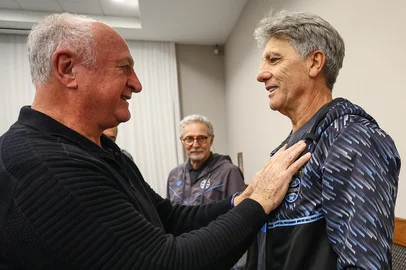 Lucas Uebel / Grêmio/Divulgação RS - FUTEBOL/ CHEGADA GREMIO - ESPORTES - Tecnico Renato Portaluppi encontra a delegação do Gremio na chegada ao Rio de Janeiro, onde a equipe enfrenta o Botafogo em confronto valido pela Campeonato Brasileiro 2026. FOTO: LUCAS UEBEL/GREMIO FBPA<!-- NICAID(16366643) -->