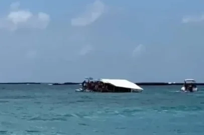 Na manhã desta sexta-feira (13), um catamarã naufragou em Maragogi, no Litoral Norte de Alagoas. O incidente ocorreu na Praia de Barra Grande, durante o trajeto em direção às piscinas naturais. O Corpo de Bombeiros foi acionado para o resgate das vítimas e confirmou o falecimento de uma pessoa.<!-- NICAID(15935069) -->