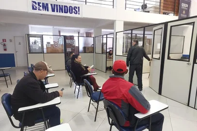 Iniciou na manhã desta sexta-feira (23), o mutirão de emprego com vagas preferenciais a migrantes, em o Fundo. Conforme a agência Fundação Gaúcha do Trabalho e Ação Social (FGTAS/Sine) de o Fundo estão sendo oferecidas 40 vagas preferenciais aos estrangeiros residentes no município.<!-- NICAID(15464463) -->