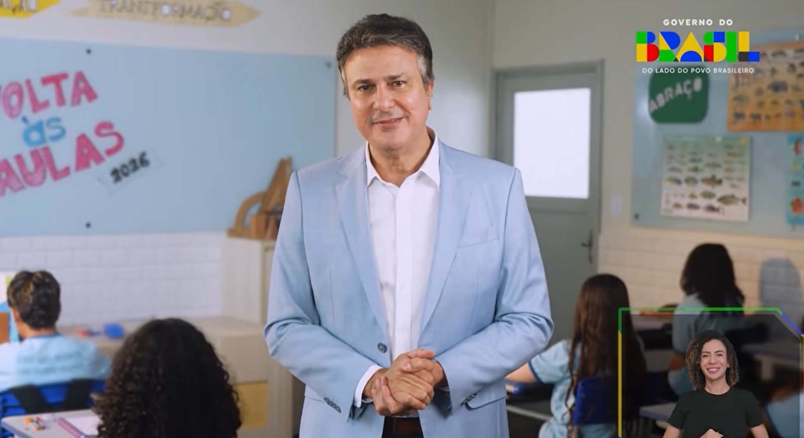 Ministro da Educa&ccedil;&atilde;o fala sobre proibi&ccedil;&atilde;o do uso de celular em escolas: "Refor&ccedil;ou o foco no aprendizado"