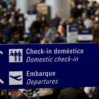 PORTO ALEGRE, RS, BRASIL, 21-07-2025:  Neblina. Grande movimentação no Aeroporto Salgado Filho nesta segunda-feira, em meio à forte neblina que cobre a capital e provoca atrasos e cancelamentos de voos. Foto: Jefferson Botega/Agência RBSIndexador: jeff botega<!-- NICAID(16084486) -->