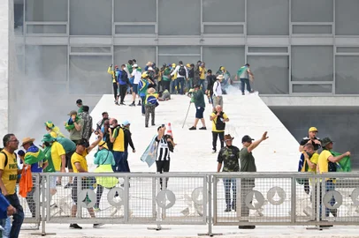 Supporters of Brazilian former President Jair Bolsonaro clash with the police during a demonstration outside the Planalto Palace in Brasilia on January 8, 2023. (Photo by EVARISTO SA / AFP)<!-- NICAID(15315237) -->