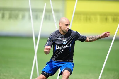 Fernando Gomes / Agencia RBS PORTO ALEGRE, RS, BRASIL, 11/01/2013 - (FOTO: FERNANDO GOMES / ZERO HORA) Treino do Grêmio, jogador Cris. <!-- NICAID(8988523) -->