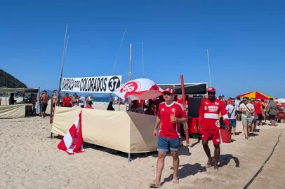 Colorados dominam orla de Copacabana antes de Flamengo x Inter<!-- NICAID(16100695) -->