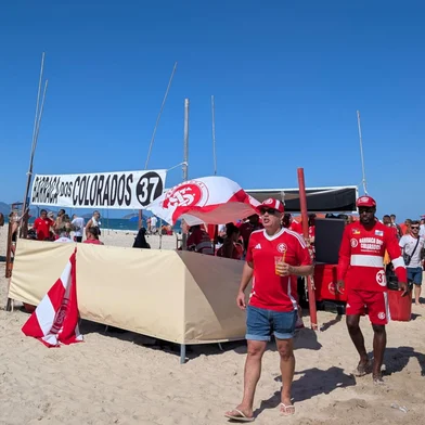 Colorados dominam orla de Copacabana antes de Flamengo x Inter<!-- NICAID(16100695) -->