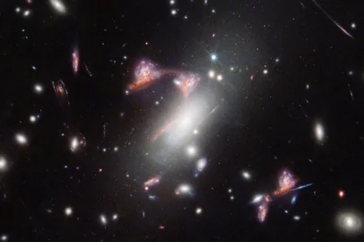 Galáxia do Ponto de Interrogação. Foto: NASA, ESA, CSA, STScI, Vicente Estrada-Carpenter (Universidade de Saint Mary) / Divulgação<!-- NICAID(15858739) -->