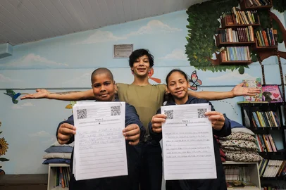 CAXIAS DO SUL, RS. 15-07-2025. Projeto desenvolvido em Caxias torna crianças e adolescentes autores e ilustradores de suas próprias histórias. Na foto, Diele Raiane Santos da Silva e Igor Breno Penna de Lima e a professora Maria Lilith da Cruz da Silva.Indexador: Bruno Todeschini<!-- NICAID(16080835) -->