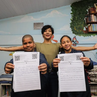 CAXIAS DO SUL, RS. 15-07-2025. Projeto desenvolvido em Caxias torna crianças e adolescentes autores e ilustradores de suas próprias histórias. Na foto, Diele Raiane Santos da Silva e Igor Breno Penna de Lima e a professora Maria Lilith da Cruz da Silva.Indexador: Bruno Todeschini<!-- NICAID(16080835) -->