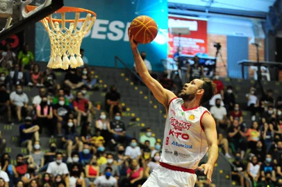 CAXIAS DO SUL, RS, BRASIL, 30/12/2021. Caxias do Sul Basquete x Mogi das Cruzes, jogo válido pela 15ª rodada do Novo Basquete Brasil (NBB) e realizado no Ginásio do Sesi. (Porthus Junior/Agência RBS)<!-- NICAID(14980469) -->