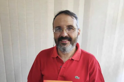 Juliano De Ros lança o livro "As Duas Irmãs"<!-- NICAID(14999991) -->