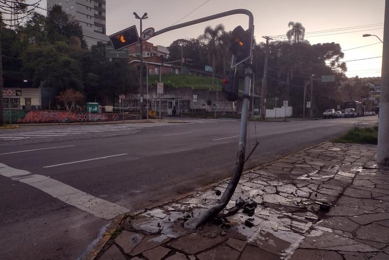 Carro bate em poste de semáforo no centro de Caxias<!-- NICAID(15180205) -->