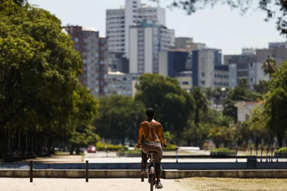 Porto Alegre, RS, Brasil, 10-02-2025: Ciclista no Parque Farroupilha (Redenção) em manhã de muito calor em Porto Alegre. Foto: Mateus Bruxel / Agência RBSIndexador: MATEUS BRUXEL<!-- NICAID(15973033) -->