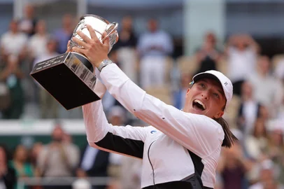 Poland's Iga Swiatek raises the trophy Suzanne Lenglen following her victory over Czech Republic's Karolina Muchova during their women's singles final match on day fourteen of the Roland-Garros Open tennis tournament at the Court Philippe-Chatrier in Paris on June 10, 2023. (Photo by Thomas SAMSON / AFP)<!-- NICAID(15452911) -->