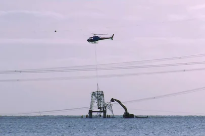 Equipes tentam recuperar torres de transmissão derrubadas pelo ciclone na Lagoa Mirim<!-- NICAID(16344063) -->