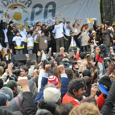*** Gnaro J - Copa do Mundo 5 ***Anúncio de Porto Alegre como sede da Copa do Mundo.<!-- NICAID(202948) -->
