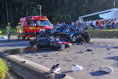 Acidente entre Celta e motos mata três pessoas na RS-122, em Farroupilha.<!-- NICAID(15360206) -->