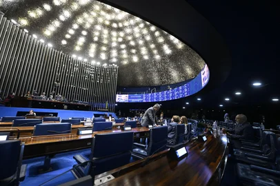 PlenÃ¡rio do Senado Federal durante sessÃ£o deliberativa ordinÃ¡ria. Ordem do dia. Na pauta,  discussÃ£o da  proposta de emenda Ã  ConstituiÃ§Ã£o  que acaba com a escala 6x1 â seis dias de trabalho e um de repouso ( PEC 221/2019). O texto reduz a jornada laboral de 44 para 40 horas semanais, que podem ser cumpridas em cinco dias de oito horas diÃ¡rias com repouso semanal remunerado de dois dias. A proposta estabelece dois dias de repouso, um deles preferencialmente aos domingos, sem reduÃ§Ã£o salarial. Geral do plenÃ¡rio. Mesa: senador RogÃ©rio Carvalho (PT-SE); presidente do Senado Federal, senador Davi Alcolumbre (UniÃ£o-AP); secretÃ¡rio-geral da Mesa do Senado Federal, Danilo Augusto Barboza de Aguiar. Bancada: senador Dr. Hiran (PP-RR); senadora Leany Lemos (PSB-DF); senadora Tereza Cristina (PP-MS); senador Paulo Paim (PT-RS). Foto: Carlos Moura/AgÃªncia Senado<!-- NICAID(16383159) -->