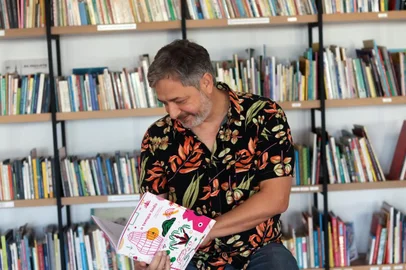 Volnei Canônica retorna ao universo lúdico com o lançamento do 2º livro autoral “O tempo todo” Escritor apresenta ao público uma personagem solitária que, ao ter o espaço invadido por outro indivíduo, reage à nova presença. A obra tem primeira sessão de autógrafos agendada para o dia 29/10, às 15h, no Instituto de Leitura Quindim <!-- NICAID(15245164) -->