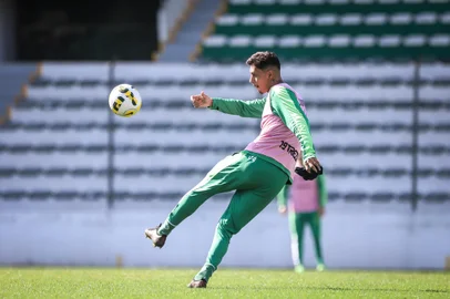 Juventude realiza o último treinamento antes de encarar o Palmeiras, pelo Brasileirão Série A.NA FOTO: Zagueiro Vitor Mendes<!-- NICAID(15101823) -->
