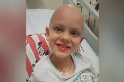 A família da pequena Júlia Cavagnoli, oito anos, precisa de ajuda para custear tratamento com medicação avaliada em R$ 45 mil. A moradora do bairro Chácaras, em Garibaldi, foi diagnosticada em março deste ano com Leucemia Mieloide Aguda (LMA), logo uma campanha foi realizada para encontrar doadores para um transplante de medula óssea. O doador foi encontrado, mas para que a cirurgia aconteça é necessário que o quadro de leucemia tenha uma redução.<!-- NICAID(15544896) -->