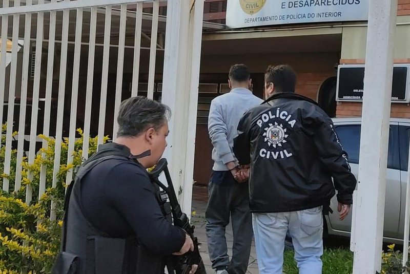 Agentes da Polícia Civil durante a Operação Artigas, que culminou com as prisões temporárias de três pessoas em Santa Maria.<!-- NICAID(15182795) -->